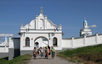 вход на территорию Покрово-Тервенического женского монастыря